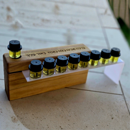 חנוכיית עץ ואקריל